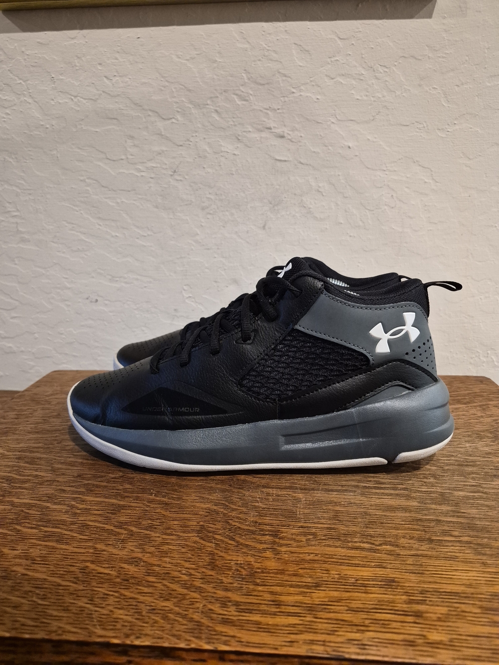 Under Armour Lockdown 5 Athletic Basketball Shoes 
Men's Size US 8.5